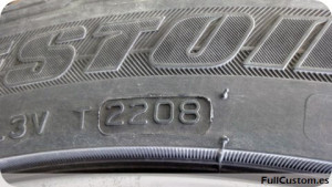 Detalle de la fecha de fabricación en un neumático